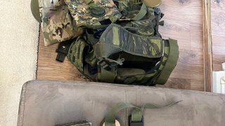 При обыске в квартирах руководителей и участников преступной группы было обнаружено большое количество предметов и вещей, предназначенных для совершения преступления